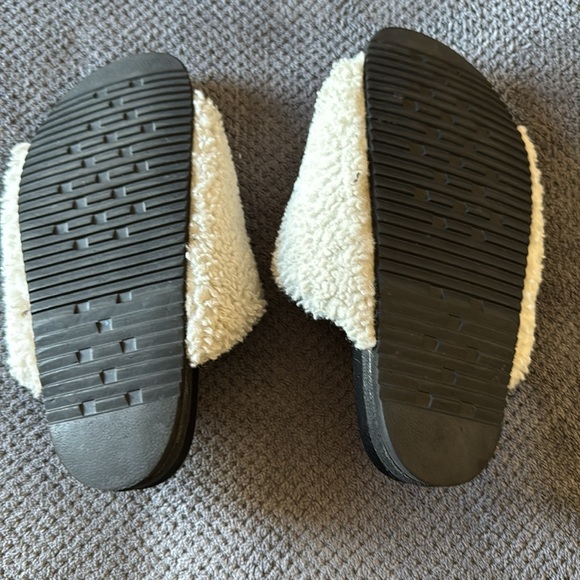 ROAM Women’s US 7.5-8 Ivory Sherpa Slide Sandals Fuzzy Cozy Slip On Shoes - Picture 9 of 14